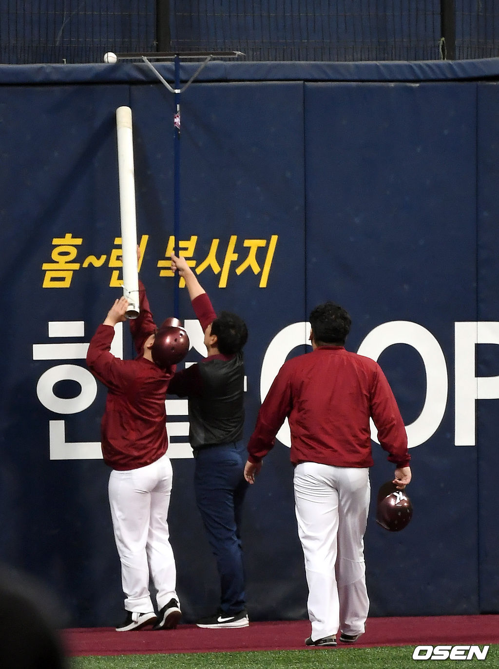 1회말 키움 이정후 타석때 외야 펜스에 낀 공떄문에 경기가 중단되고 있다. /pjmpp@osen.co.kr