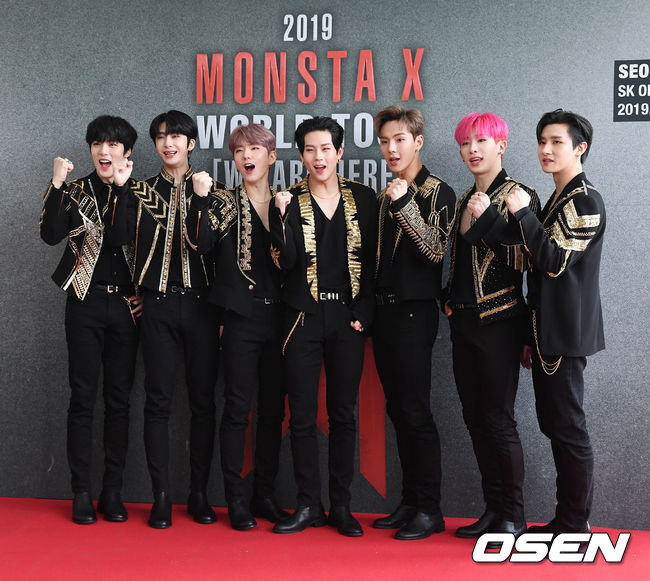 14일 오후 서울 송파구 방이동 올림픽공원 SK올림픽 핸드볼경기장에서 2019 MONSTA X WORLD TOUR ’WE ARE HERE’ IN SEOUL(2019 몬스타엑스 월드투어 '위 아 히어' 인 서울) 콘서트 기자회견이 열렸다. 몬스타엑스가 포토타임을 하고 있다. /지형준 기자 jpnews@osen.co.kr