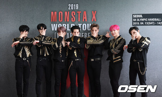 14일 오후 서울 송파구 방이동 올림픽공원 SK올림픽 핸드볼경기장에서 2019 MONSTA X WORLD TOUR ’WE ARE HERE’ IN SEOUL(2019 몬스타엑스 월드투어 '위 아 히어' 인 서울) 콘서트 기자회견이 열렸다. 몬스타엑스가 포토타임을 하고 있다. /지형준 기자 jpnews@osen.co.kr