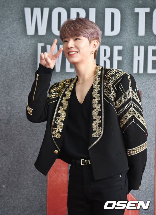 14일 오후 서울 송파구 방이동 올림픽공원 SK올림픽 핸드볼경기장에서 2019 MONSTA X WORLD TOUR ’WE ARE HERE’ IN SEOUL(2019 몬스타엑스 월드투어 '위 아 히어' 인 서울) 콘서트 기자회견이 열렸다. 몬스타엑스 기현이 포토타임을 하고 있다. /지형준 기자 jpnews@osen.co.kr