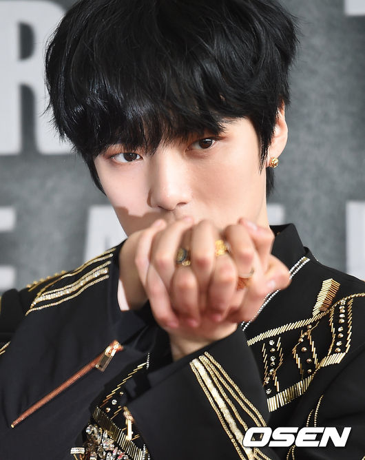 14일 오후 서울 송파구 방이동 올림픽공원 SK올림픽 핸드볼경기장에서 2019 MONSTA X WORLD TOUR ’WE ARE HERE’ IN SEOUL(2019 몬스타엑스 월드투어 '위 아 히어' 인 서울) 콘서트 기자회견이 열렸다. 몬스타엑스 민혁이 포토타임을 하고 있다. /지형준 기자 jpnews@osen.co.kr