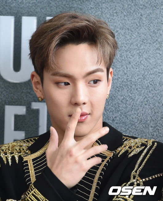 14일 오후 서울 송파구 방이동 올림픽공원 SK올림픽 핸드볼경기장에서 2019 MONSTA X WORLD TOUR ’WE ARE HERE’ IN SEOUL(2019 몬스타엑스 월드투어 '위 아 히어' 인 서울) 콘서트 기자회견이 열렸다. 몬스타엑스 셔누가 포토타임을 하고 있다. /지형준 기자 jpnews@osen.co.kr