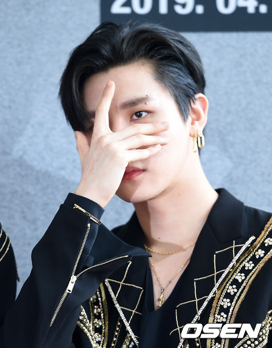 14일 오후 서울 송파구 방이동 올림픽공원 SK올림픽 핸드볼경기장에서 2019 MONSTA X WORLD TOUR ’WE ARE HERE’ IN SEOUL(2019 몬스타엑스 월드투어 '위 아 히어' 인 서울) 콘서트 기자회견이 열렸다. 몬스타엑스아이엠이 포토타임을 하고 있다. /지형준 기자 jpnews@osen.co.kr