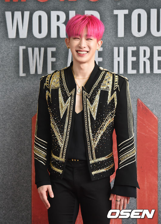 14일 오후 서울 송파구 방이동 올림픽공원 SK올림픽 핸드볼경기장에서 2019 MONSTA X WORLD TOUR ’WE ARE HERE’ IN SEOUL(2019 몬스타엑스 월드투어 '위 아 히어' 인 서울) 콘서트 기자회견이 열렸다. 몬스타엑스 원호가 포토타임을 하고 있다. /지형준 기자 jpnews@osen.co.kr