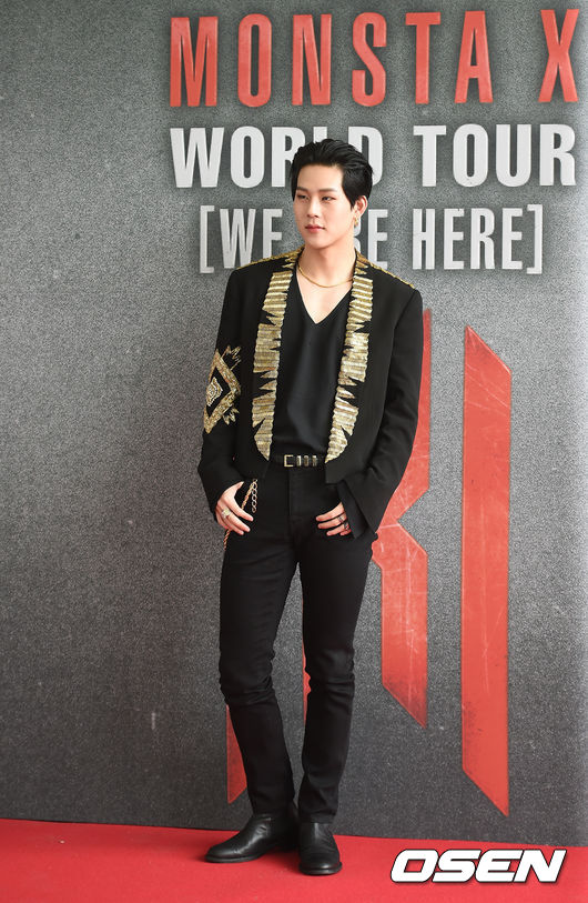 14일 오후 서울 송파구 방이동 올림픽공원 SK올림픽 핸드볼경기장에서 2019 MONSTA X WORLD TOUR ’WE ARE HERE’ IN SEOUL(2019 몬스타엑스 월드투어 '위 아 히어' 인 서울) 콘서트 기자회견이 열렸다. 몬스타엑스 주헌이 포토타임을 하고 있다. /지형준 기자 jpnews@osen.co.kr