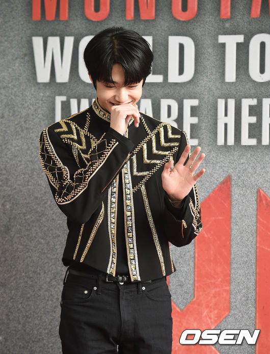 14일 오후 서울 송파구 방이동 올림픽공원 SK올림픽 핸드볼경기장에서 2019 MONSTA X WORLD TOUR ’WE ARE HERE’ IN SEOUL(2019 몬스타엑스 월드투어 '위 아 히어' 인 서울) 콘서트 기자회견이 열렸다. 몬스타엑스 형원이 포토타임을 하고 있다. /지형준 기자 jpnews@osen.co.kr