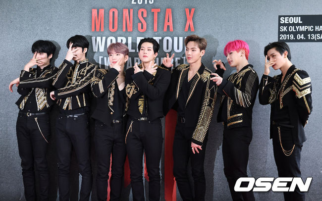 14일 오후 서울 송파구 방이동 올림픽공원 SK올림픽 핸드볼경기장에서 2019 MONSTA X WORLD TOUR ’WE ARE HERE’ IN SEOUL(2019 몬스타엑스 월드투어 '위 아 히어' 인 서울) 콘서트 기자회견이 열렸다. 몬스타엑스가 포토타임을 하고 있다. /지형준 기자 jpnews@osen.co.kr