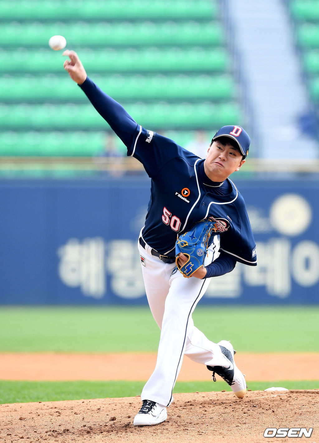 두산 선발투수 이영하가 역투하고 있다. /jpnews@osen.co.kr