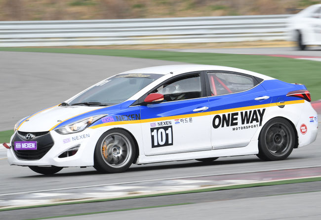 GT 100 클래스에서 우승한 원상연이 아반떼MD 차량으로 안정 된 레이스를 펼치고 있다.