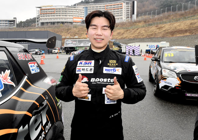 R 300 클래스에 도전한 김재우가 개막전에서 우승까지 차지하는 이변을 연출했다. 김재우가 엄지손가락을 치켜 올리며 기뻐하고 있다.