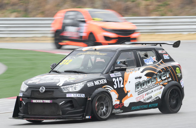 GT 300 클래스에서 선두로 질주하고 있는 김재우.