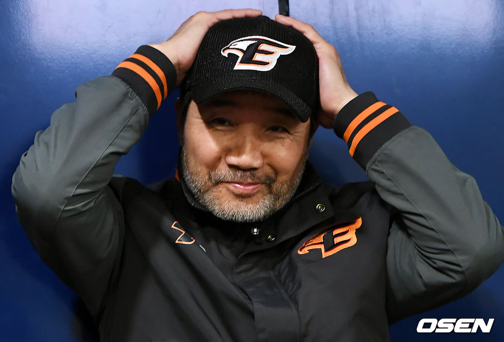 한화 한용덕 감독이 인터뷰를 갖고 있다. /pjmpp@osen.co.kr