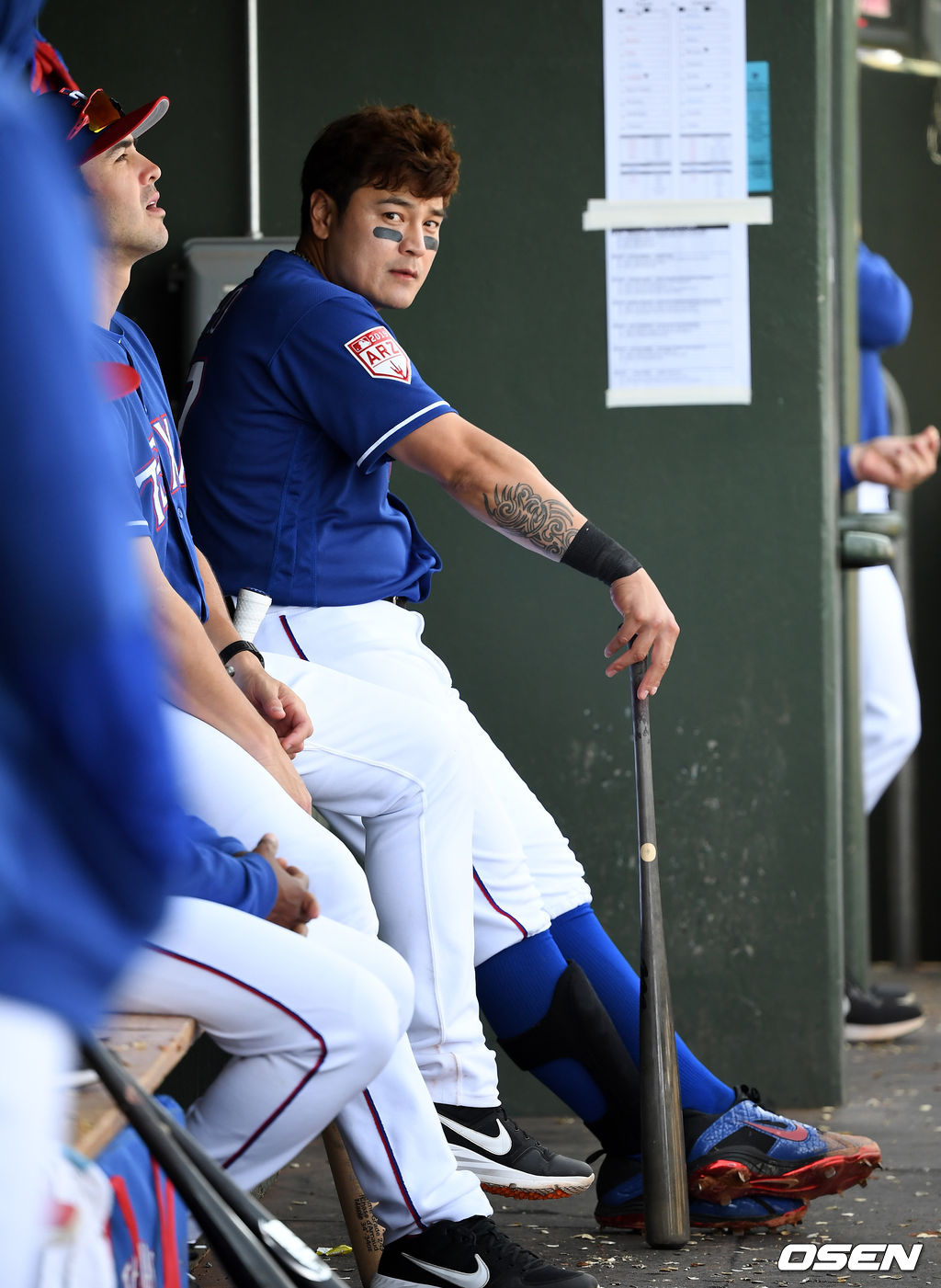 텍사스 레인저스 추신수가 선구안을 무기로 득점까지 성공했다. 추신수는 10일(한국시간) 미국 애리조나주 서프라이즈 홈구장 서프라이즈 스타디움에서 개최된 시카고 화이트삭스전에 1번 지명타자로 선발출전했다. 추신수는 2타수 무안타 1볼넷 1득점 1삼진을 기록했다. 타율은 1할5푼8리로 하락했다. 추신수가 더그아웃에서 경기를 지켜보고 있다. /jpnews@osen.co.kr