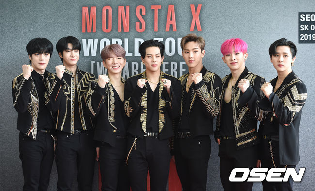 14일 오후 서울 송파구 방이동 올림픽공원 SK올림픽 핸드볼경기장에서 2019 MONSTA X WORLD TOUR ’WE ARE HERE’ IN SEOUL(2019 몬스타엑스 월드투어 '위 아 히어' 인 서울) 콘서트 기자회견이 열렸다. 몬스타엑스가 포토타임을 하고 있다. /지형준 기자 jpnews@osen.co.kr