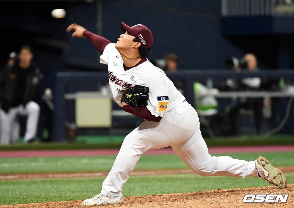 키움이 제리 샌즈의 그랜드슬램을 앞세워 KT의 3연승을 저지했다. 키움은 9일 고척 스카이돔에서 열린 KT와의 홈경기에서 7-3으로 꺾었다. 6일 광주 KIA전 이후 2연승. 반면 LG를 이틀 연속 제압한 KT는 키움에 일격을 당했다. 선발 김민은 시즌 3패째를 떠안았다. 9회초 2사 마운드에 오른 키움 조상우가 역투하고 있다. /pjmpp@osen.co.kr