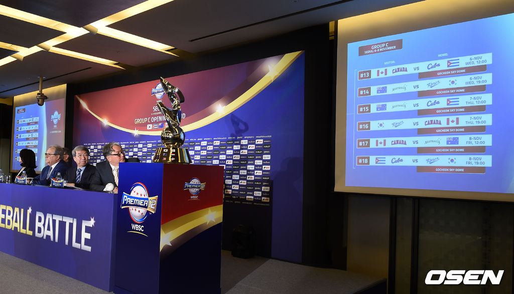 김경문 국가대표팀 감독이 대진표를 바라보고 있다. /jpnews@osen.co.kr