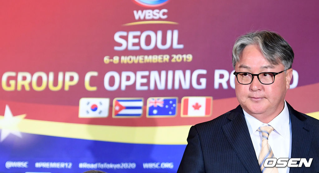 김경문 국가대표팀 감독이 무대에 올라 인사를 하고 있다. /jpnews@osen.co.kr