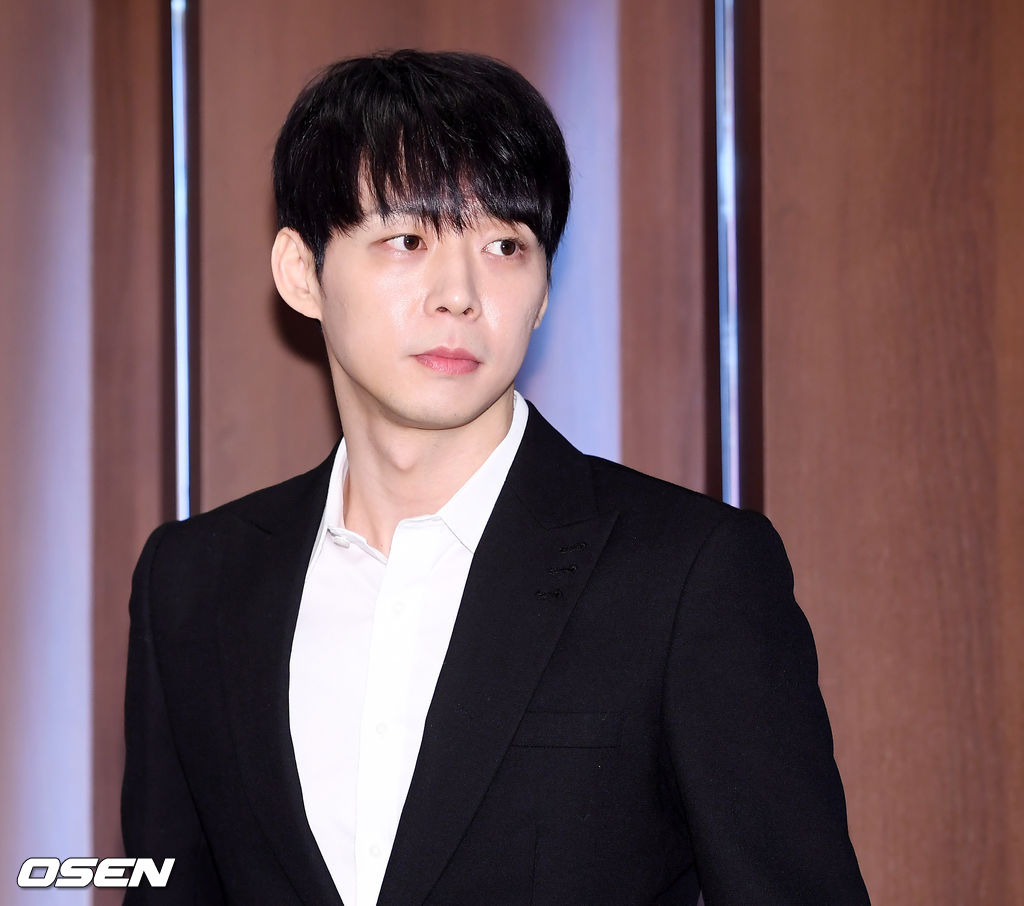 그룹 JYJ 멤버이자 배우 박유천이 기자회견장에서 입장문을 읽은 후 자리에서 일어서고 있다./rumi@osen.co.kr