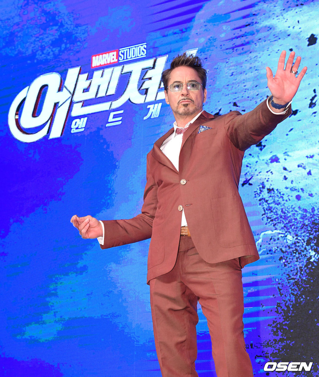 ‘아이언맨’ 역을 맡은 배우 로버트 다우니 주니어가 포토타임을 하고 있다. /jpnews@osen.co.kr