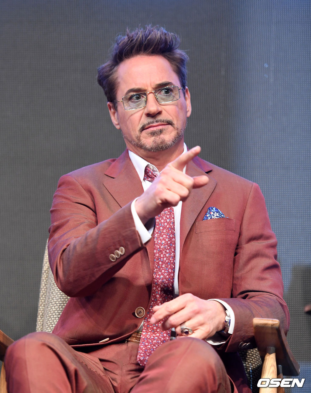 ‘아이언맨’ 역을 맡은 배우 로버트 다우니 주니어가 간담회를 하며 즐거워하고 있다. /jpnews@osen.co.kr