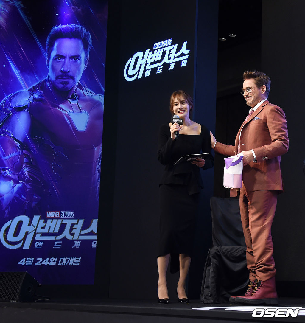 배우 로버트 다우니 주니어가 간담회를 마치고 진행을 맡은 방송인 안현모와 인사를 나누고 있다. /jpnews@osen.co.kr