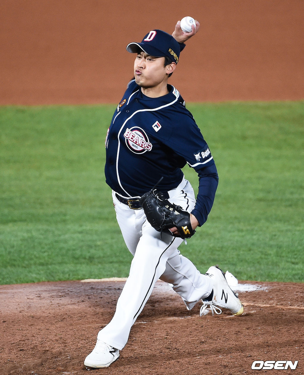 11일 오후 부산 사직구장에서 '2019 신한은행 MY CAR KBO리그' 롯데 자이언츠와 두산 베어스의 경기가 진행됐다.  8회말 두산 두번째 투수 이형범이 역투하고 있다./ soul1014@osen.co.kr