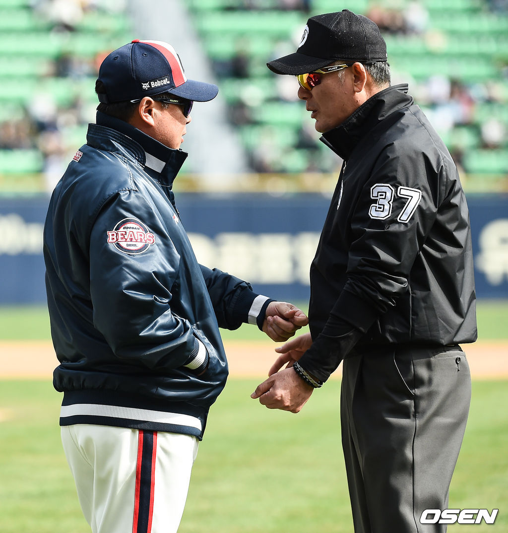 4회초 이닝종료 후 두산 김태형 감독이 오재원 수비동작 주의에 대해 김병주 1루심과 이야기를 나누고 있다. / soul1014@osen.co.kr