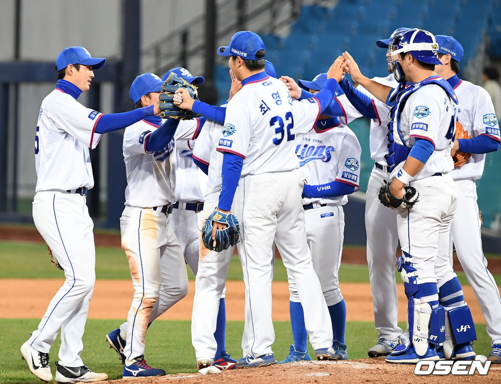 4일 오후 대구 삼성라이온즈파크에서 ’2019 신한은행 MY CAR KBO리그' 삼성 라이온즈와 KIA 타이거즈의 경기가 열렸다. 삼성이 KIA를 이틀 연속 제압했다. 이 날 경기에서 삼성은 KIA에 12-7로 승리를 거뒀다. 이로써 주중 3연전을 2승 1패로 마감했다. 경기를 마치고 삼성 선수들이 마운드 근처에 모여서 하이파이브를 하고 있다. /rumi@osen.co.kr