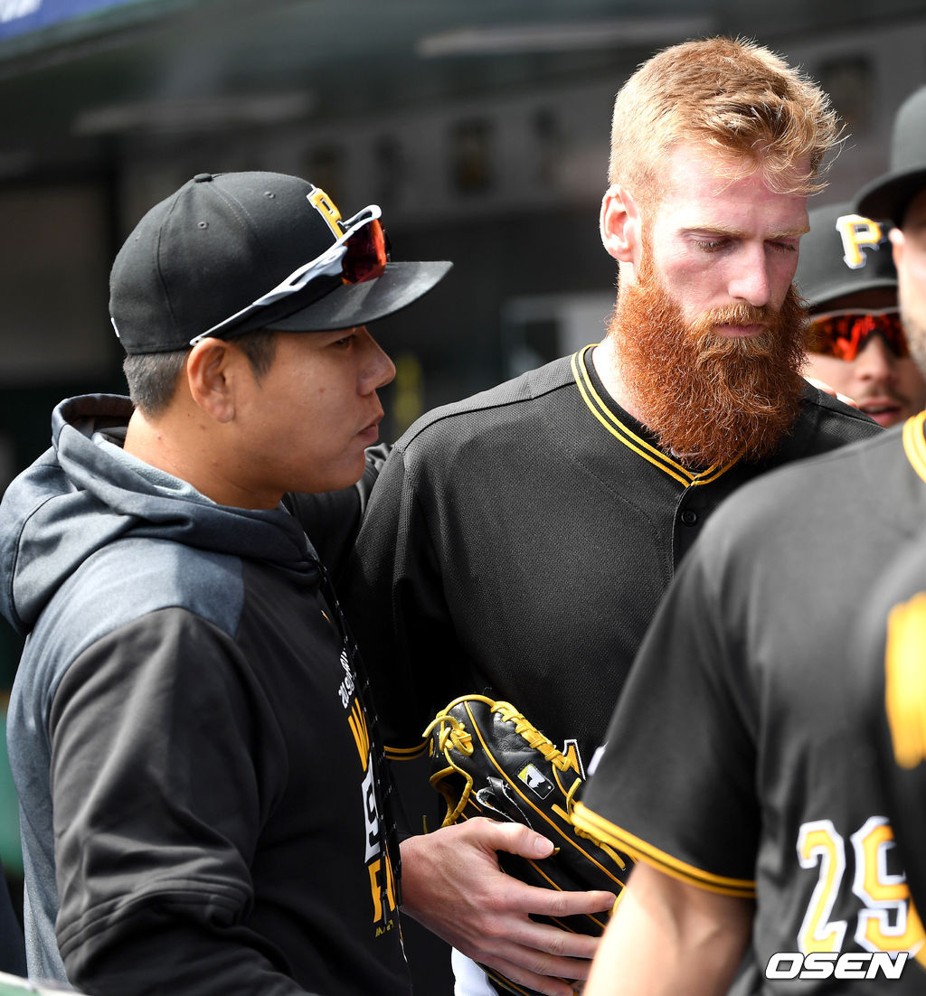 경기 시작을 앞두고 피츠버그 강정호와 팀 동료 콜린 모란이 인사를 나누고 있다. /dreamer@osen.co.kr