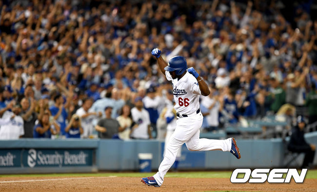 다저스 푸이그가 대타로 나서 역전 스리런포를 날리고 그라운드를 돌며 환호하고 있다. /LA(미국 캘리포니아주)=최규한 기자 dreamer@osen.co.kr