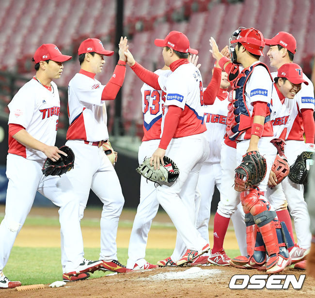 KIA 선수들이 지난 5일 키움 히어로즈와의 광주경기에서 6-4 승리를 자축하고 있다/민경훈 기자 rumi@osen.co.kr