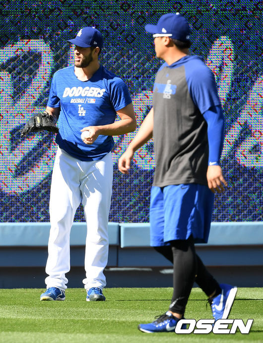 부상자명단에 오른 다저스 류현진과 선발 복귀를 앞둔 클레이튼 커쇼가 외야에서 훈련하고 있다. /LA(미국 캘리포니아주)=최규한 기자 dreamer@osen.co.kr