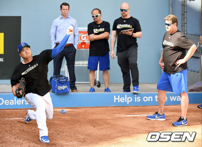 경기 시작을 앞두고 부상에서 회복 중인 다저스 류현진이 불펜 피칭을 하고 있다. /LA(미국 캘리포니아주)=최규한 기자 dreamer@osen.co.kr