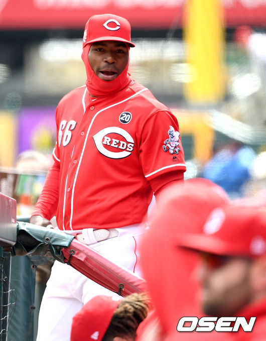 신시내티 푸이그가 경기 시작을 준비하며 동료들과 대화를 나누고 있다. /최규한 기자 dreamer@osen.co.kr