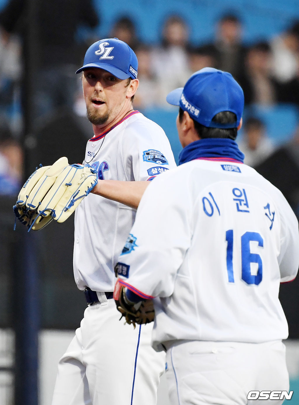4일 오후 대구 삼성라이온즈파크에서 ’2019 신한은행 MY CAR KBO리그' 삼성 라이온즈와 KIA 타이거즈의 경기가 열렸다. 1회초를 마친 삼성 선발 맥과이어가 덕아웃으로 들어오며 이원석과 하이파이브를 하고 있다. /rumi@osen.co.kr