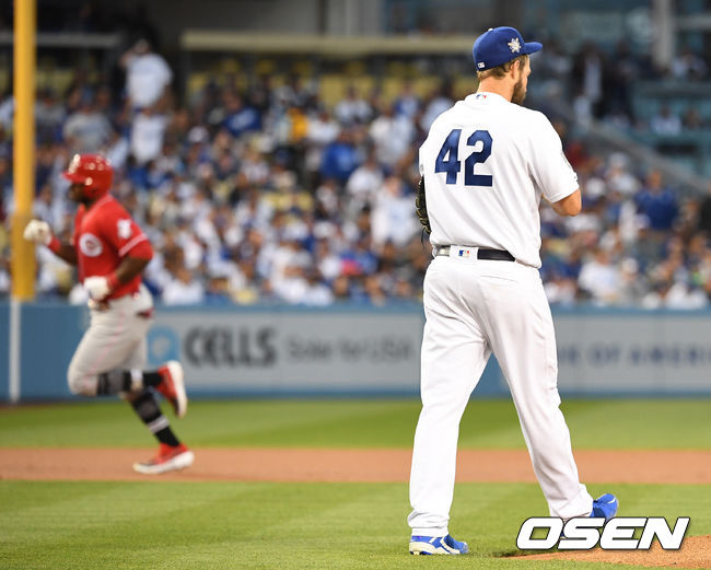 16일(한국시간) 미국 캘리포니아주 로스앤젤레스 다저스타디움에서 ‘2019 메이저리그’ LA 다저스와 신시내티 레즈의 경기가 열렸다.  1회초 1사 1루 상황 다저스 선발 클레이튼 커쇼가 신시내티 푸이그에게 선제 투런포를 허용한 뒤 아쉬워하고 있다. /dreamer@osen.co.kr