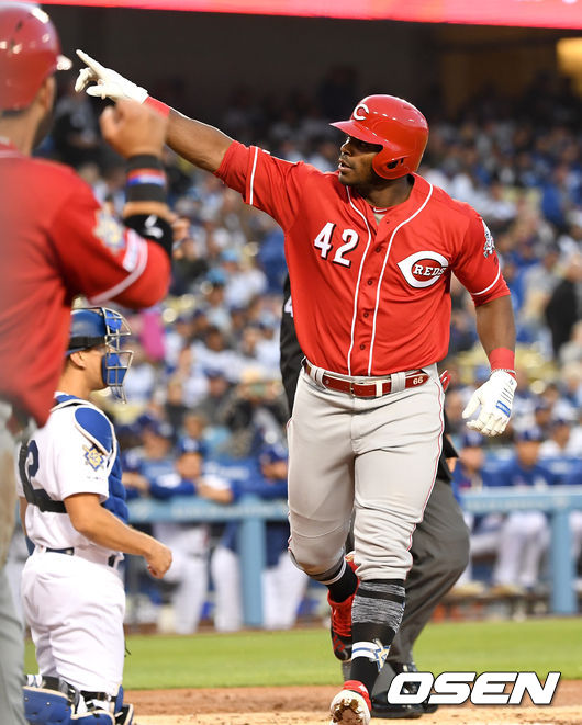 신시내티 푸이그가 16일 LA 다저스전에서 1회 선제 중월 투런포를 날리고 홈을 밟으며 기뻐하고 있다. [사진] LA(미국 캘리포니아주)=최규한 기자 dreamer@osen.co.kr