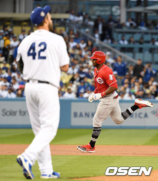 16일(한국시간) 미국 캘리포니아주 로스앤젤레스 다저스타디움에서 ‘2019 메이저리그’ LA 다저스와 신시내티 레즈의 경기가 열렸다. 1회초 1사 1루 상황 신시내티 푸이그가 선제 중월 투런포를 날리고 그라운드를 돌고 있다. /dreamer@osen.co.kr