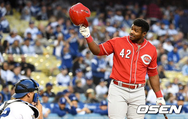 16일(한국시간) 미국 캘리포니아주 로스앤젤레스 다저스타디움에서 ‘2019 메이저리그’ LA 다저스와 신시내티 레즈의 경기가 열렸다. 1회초 1사 1루 상황 신시내티 푸이그가 타석에 들어서며 다저스타디움 팬들에게 인사하고 있다. /dreamer@osen.co.kr