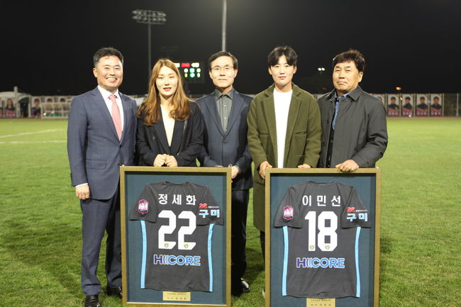 [사진] 은퇴식을 축하하고 있는 케이토토 김철수대표이사(가운데)와 정세화(왼쪽에서 두 번째), 이민선(오른쪽에서 두 번째), 케이토토 제공