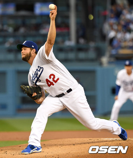 16일(한국시간) 미국 캘리포니아주 로스앤젤레스 다저스타디움에서 ‘2019 메이저리그’ LA 다저스와 신시내티 레즈의 경기가 열렸다.  다저스 선발 클레이튼 커쇼가 힘차게 공을 뿌리고 있다. /LA(미국 캘리포니아주)=최규한 기자 dreamer@osen.co.kr