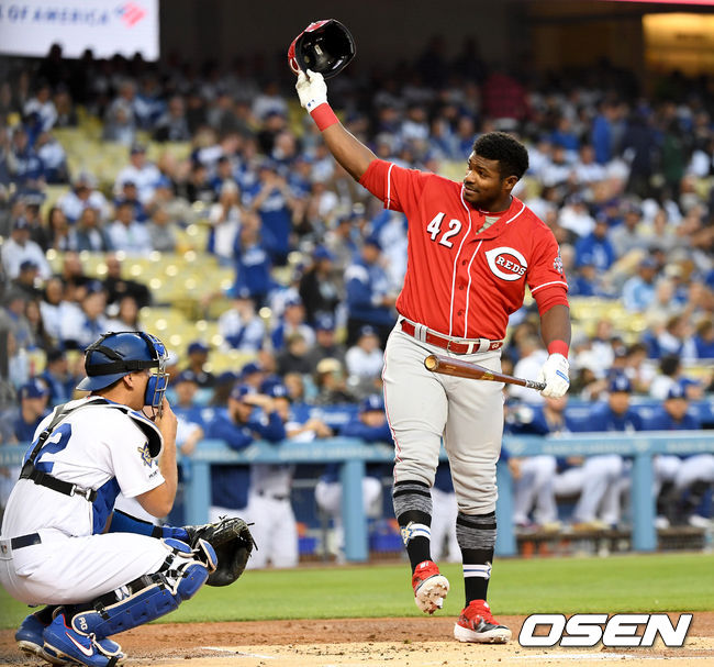 16일(한국시간) 미국 캘리포니아주 로스앤젤레스 다저스타디움에서 ‘2019 메이저리그’ LA 다저스와 신시내티 레즈의 경기가 열렸다.  1회초 1사 1루 상황 신시내티 푸이그가 타석에 들어서며 다저스 팬들에게 모자를 벗어 인사하고 있다. /dreamer@osen.co.kr