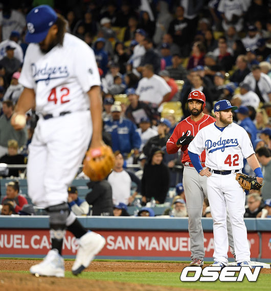 16일(한국시간) 미국 캘리포니아주 로스앤젤레스 다저스타디움에서 ‘2019 메이저리그’ LA 다저스와 신시내티 레즈의 경기가 열렸다.  9회초 2사 3루 상황 신시내티 맷 켐프가 다시 앞서가는 1타점 적시타를 날리고 1루에 안착해 장갑을 벗고 있다. /dreamer@osen.co.kr