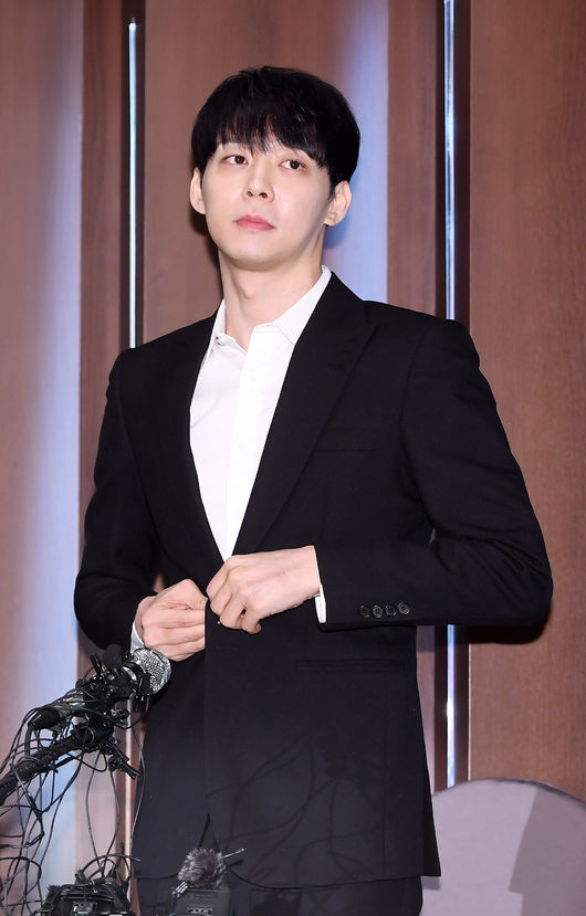 그룹 JYJ 멤버이자 배우 박유천이 기자회견장에서 입장문을 읽은 후 자리에서 일어서고 있다./rumi@osen.co.kr