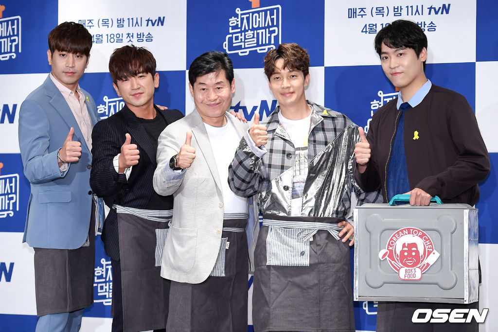 에릭, 이민우, 이연복 셰프, 허경환, 존박이 포토타임을 갖고 있다. / youngrae@osen.co.kr