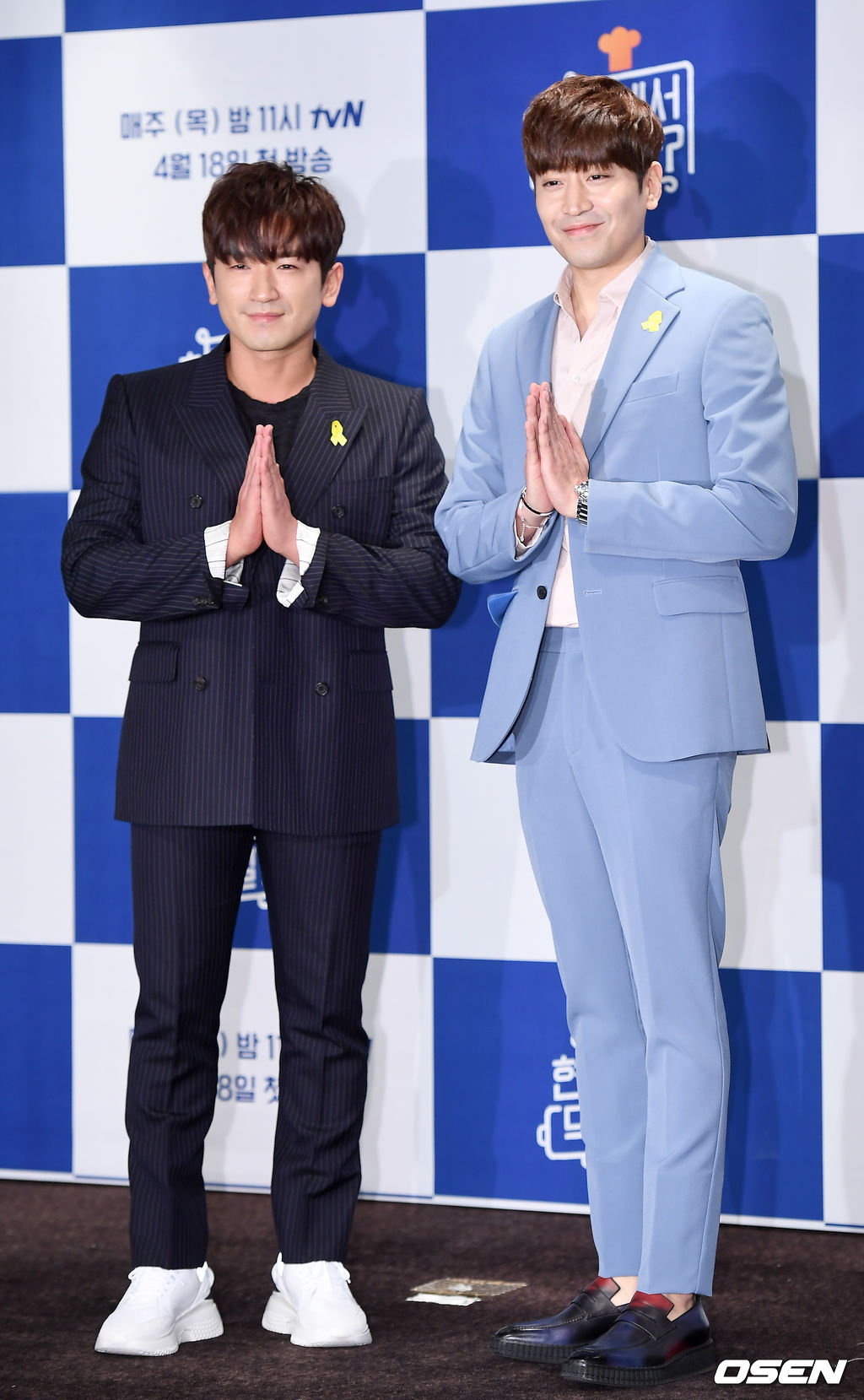 이민우, 에릭이 포토타임을 갖고 있다. / youngrae@osen.co.kr