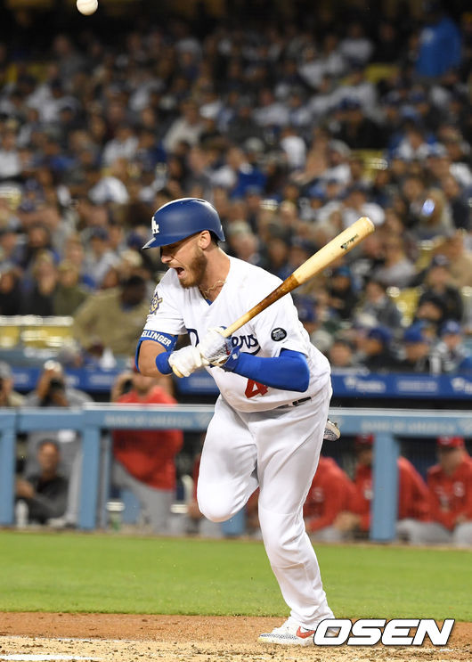 16일(한국시간) 미국 캘리포니아주 로스앤젤레스 다저스타디움에서 ‘2019 메이저리그’ LA 다저스와 신시내티 레즈의 경기, 다저스 작 피더슨의 끝내기 투런포로 5-4 승리를 거뒀다.  4회말 1사 1루 상황 다저스 코디 벨린저가 신시내티 선발 루이스 카스티요의 공에 몸을 맞고 있다. /LA(미국 캘리포니아주)=최규한 기자 dreamer@osen.co.kr