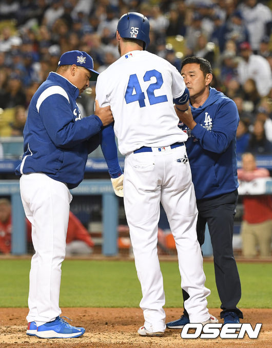 16일(한국시간) 미국 캘리포니아주 로스앤젤레스 다저스타디움에서 ‘2019 메이저리그’ LA 다저스와 신시내티 레즈의 경기, 다저스 작 피더슨의 끝내기 투런포로 5-4 승리를 거뒀다.  4회말 1사 1루 상황 다저스 코디 벨린저가 신시내티 선발 루이스 카스티요의 공에 몸을 맞았다. 이 후 다저스 로버츠 감독과 트레이너가 벨린저의 상태를 체크하고 있다. /dreamer@osen.co.kr