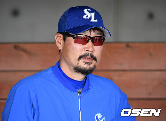 16일 오후 경상북도 포항야구장에서 ‘2019년 신한은행 마이카 KBO리그’ 삼성 라이온즈와 키움 히어로즈의 경기가 진행될 예정이다.  경기에 앞서 삼성 김한수 감독이 취재진과 이야기를 나누고 있다. /sunday@osen.co.kr