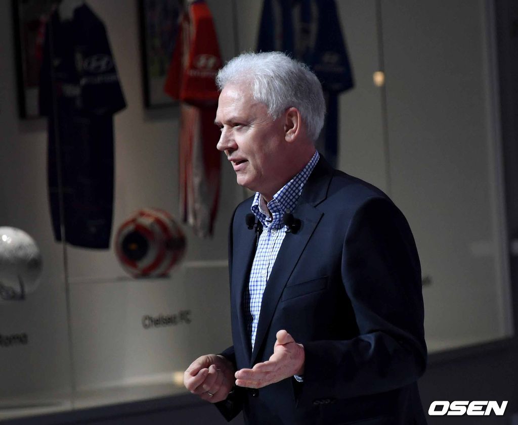 16일 상하이모터쇼 미디어데이에서 프레젠테이션을 하고 있는 알버트 비어만 사장.